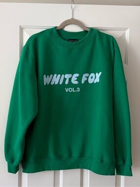 White Fox Boutique "Offstage" Crewneck Sweatshirt in Amazon - EUC Size M/L